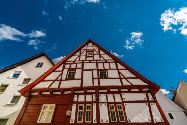 Schloss Sigmaringen, Almanya 'da yarı ahşap bir evin büyüleyici manzarası, canlı bir yaz gökyüzüne karşı geleneksel mimariyi sergiliyor..