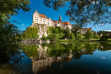 Görkemli Schloss Sigmaringen 'i keşfedin, doğaya kurulmuş güzel bir kale, huzurlu sulara güzel yansıyor..