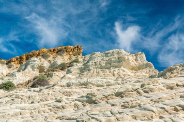 Sicilya 'nın kayalık uçurumlarının ve parlak mavi gökyüzünün nefes kesici güzelliğini tecrübe edin..