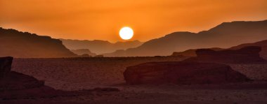 Çölde gün batımı Wadi Rum, Ürdün Krallığı. Yüksek kalite fotoğraf