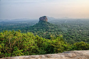 Sigiriya 'daki Pidurangala Kayası' ndan Lion Rock olarak adlandırılan görüntü. Sri Lanka. Yüksek kalite fotoğraf