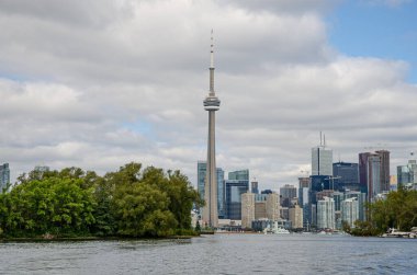 Şehir merkezindeki muhteşem manzara ve tekneden CN Kulesi. Toronto mu? Ontario, Kanada. Yüksek kalite fotoğraf