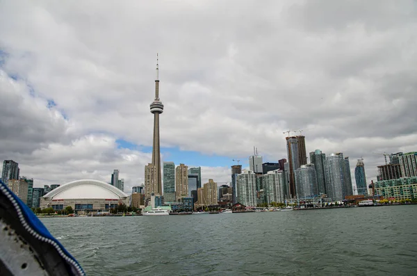 Şehir merkezindeki muhteşem manzara ve tekneden CN Kulesi. Toronto mu? Ontario, Kanada. Yüksek kalite fotoğraf
