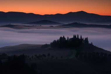Pitoresk bölgesi Toskana, İtalya 'nın vadisindeki sis. Yüksek kalite fotoğraf