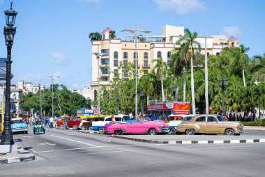 Parque Central, Havana, Küba civarında renkli klasik arabalar. Iberostar Oteli arkada. Yüksek kalite fotoğraf