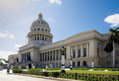 El Capitolio 'da. Şu anda Küba Bilimler Akademisi 'nin merkezi konumundadır. Tasarımcıya göre, bina için ilham Paris 'teki Pantheon' dan geldi. Yüksek kalite fotoğraf