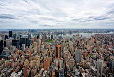 ABD 'nin New York şehrinin ufuk çizgisi bulutlu bir gökyüzü gününde havadan ve bakış açısından ikonik binalarla dolu. - Evet. Yüksek kalite fotoğraf