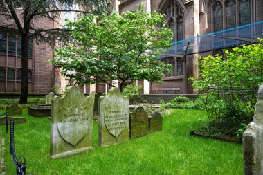 New York 'taki Trinity Kilisesi' nde yemyeşil çimenleri olan eski mezar taşları. Yüksek kalite fotoğraf