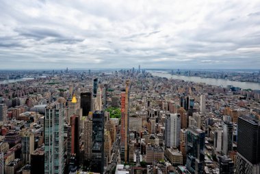 ABD 'nin New York şehrinin ufuk çizgisi bulutlu bir gökyüzü gününde havadan ve bakış açısından ikonik binalarla dolu. - Evet. Yüksek kalite fotoğraf