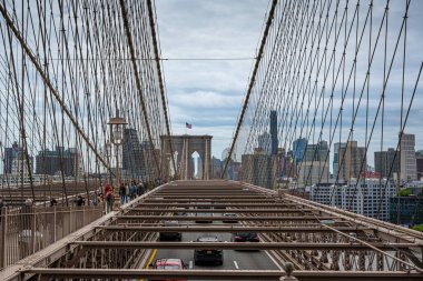 Köprü iskelesine ve iplerine yakın çekim. Brooklyn Köprüsü görünüyor. Brooklyn Köprüsü süspansiyon kablolarının ağ ve simetrisi. Yüksek kalite fotoğraf