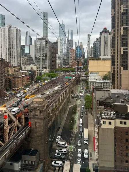 Roosevelt Adası Kablo Arabası trafiğin üstünde seyahat ediyor. New York Şehri Roosevelt Adası tramvayı. Yüksek kalite fotoğraf