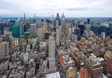 ABD 'nin New York şehrinin ufuk çizgisi bulutlu bir gökyüzü gününde havadan ve bakış açısından ikonik binalarla dolu. - Evet. Yüksek kalite fotoğraf