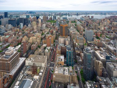 ABD 'nin New York şehrinin ufuk çizgisi bulutlu bir gökyüzü gününde havadan ve bakış açısından ikonik binalarla dolu. - Evet. Yüksek kalite fotoğraf
