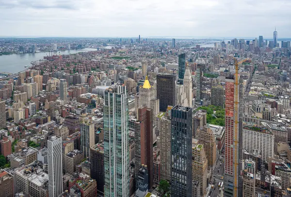 ABD 'nin New York şehrinin ufuk çizgisi bulutlu bir gökyüzü gününde havadan ve bakış açısından ikonik binalarla dolu. - Evet. Yüksek kalite fotoğraf
