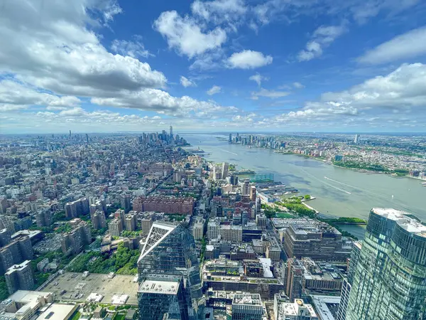 New York City, Manhattan şehir merkezindeki Hudson Yards 'daki The Edge Observatory Platformu. Yüksek kalite fotoğraf