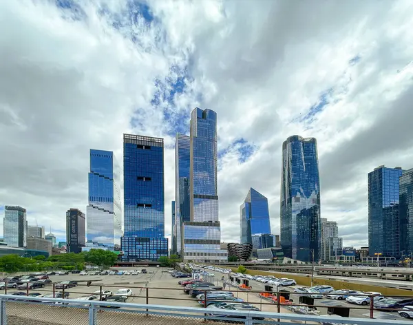 Hudson Yards gökdelenleri High Line 'dan. New York 'un güzel manzaralarını görmek için High Line. Yüksek kalite fotoğraf