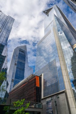 Hudson Yards 'daki gökdelenin tepesinin alçak açılı görüntüsü. Gökyüzü güvertesi gözlemevi, cam köşeli duvarlar ve cam zemin. Yüksek kalite fotoğraf