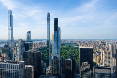 Gözlemciler şehir merkezini Top of the Rock, New York 'tan görüyorlar. GE Binası gözlem güvertesi Manhattan 'da halka açık olan iki binadan biri. Yüksek kalite fotoğraf