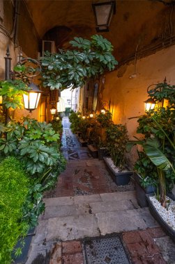 Taormina, Sicilya 'da manzara manzaralı caddeler ve kaldırımlar. Sicilya mutfağı restoranları ve Taormina, Sicilya, İtalya 'daki dükkanlar. Yüksek kalite fotoğraf