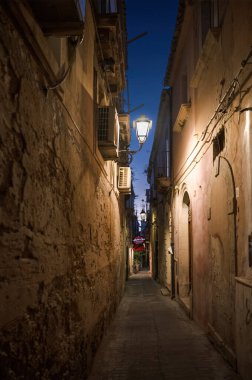 Syracuse, İtalya şehir manzarası ve Alacakaranlık 'taki sokak manzarası. Yüksek kalite fotoğraf