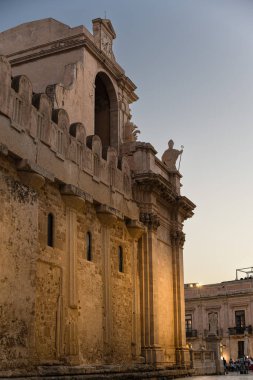 M.Ö. 5. yüzyılda yapılmış antik bir Athena Tapınağı sütunları. Bizans döneminde Hıristiyan bazilikasının temelleri olarak benimsenmiş ve kullanılmıştır. Yüksek kalite fotoğraf