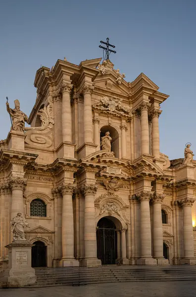 Kutsal Meryem Katedrali 'nin doğuşu antik Ortigia adası Syracuse' daki Piazza Duomo meydanında. Yüksek kalite fotoğraf
