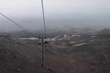 Etna Dağı teleferiği, İtalya. Etna, Avrupa 'daki en yüksek aktif volkandır. Yüksek kalite fotoğraf