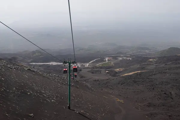 Etna Dağı teleferiği, İtalya. Etna, Avrupa 'daki en yüksek aktif volkandır. Yüksek kalite fotoğraf