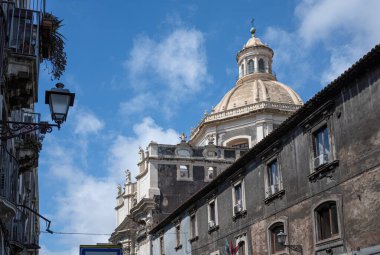 Saint Agatha Metropolitan Katedrali Catania 'dadır. Katedral, yakınlardaki Etna Dağı 'nın depremleri ve patlamaları nedeniyle birkaç kez yıkıldı ve yeniden inşa edildi. Yüksek kalite fotoğraf