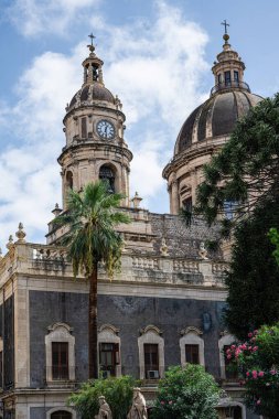 Saint Agatha Metropolitan Katedrali Catania 'dadır. Katedral, yakınlardaki Etna Dağı 'nın depremleri ve patlamaları nedeniyle birkaç kez yıkıldı ve yeniden inşa edildi. Yüksek kalite fotoğraf