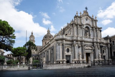Saint Agatha Metropolitan Katedrali Catania 'dadır. Katedral, yakınlardaki Etna Dağı 'nın depremleri ve patlamaları nedeniyle birkaç kez yıkıldı ve yeniden inşa edildi. Yüksek kalite fotoğraf