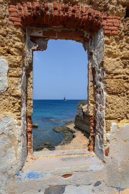 Yıkım ve çürüme izleri olan terk edilmiş bir ev. Kayıp çatı, grafitti vs. Yüksek kalite fotoğraf