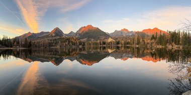 Strbske Pleso Macarca 'nın güzel panoramik manzarası: Csorbato veya Csorba-to, Almanca: Tschirmer See, Lehçe: Szczyrbskie Jezioro. Yüksek kalite fotoğraf