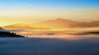 Vadide puslu bir sabah. Pieniny - Pieniny Millî Parkı, Polonya 'nın güneyinde ve Slovakya' nın kuzeyinde bulunan bir sıradağdır. Yüksek kalite fotoğraf