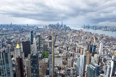 Amerika Birleşik Devletleri 'nin New York şehrinin gökyüzü bulutlu ve ikonik binaları havadan gören silueti. Yüksek kalite fotoğraf
