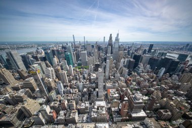 Amerika Birleşik Devletleri 'nin New York şehrinin ufuk çizgisi bulutlu bir gökyüzü gününde havadan bakıldığında 10 mm odak uzaklığı ve 130 derece geniş açı lensi olan ikonik binalar. Yüksek kalite fotoğraf