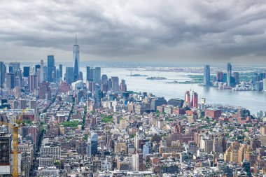 Amerika Birleşik Devletleri 'nin New York şehrinin gökyüzü bulutlu ve ikonik binaları havadan gören silueti. Yüksek kalite fotoğraf