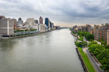 Tramvaydan Roosevelt Adası 'na doğu nehrinin manzarası. Roosevelt Adası sağ taraftadır. Yaklaşık 3.2 km uzunluğunda, 147 dönümlük bir alanı 0.59 km2 'dir ve 11.722 kişilik bir nüfusa sahiptir..