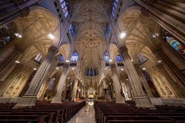 St. Patricks Katedrali, New York 'un Midtown Manhattan bölgesinde yer alan bir katedraldir. Sığınaktaki sunağa doğru doğuya bakıyor..