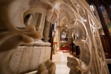 St. Patricks Katedrali, New York 'un Midtown Manhattan bölgesinde yer alan bir katedraldir. Mermer korkuluklardan bak.