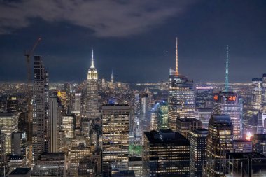 Gözlemciler şehir merkezini Top of the Rock, New York 'tan görüyorlar. GE Binası gözlem güvertesi Manhattan 'da halka açık olan iki binadan biri. Yüksek kalite fotoğraf