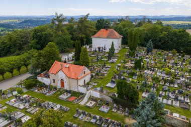 Benesov bölgesinde, Pysely yakınlarındaki Loreto Şapeli, Pysely merkezinin kuzeybatısında yerel mezarlığın bulunduğu bir tepenin üzerinde yer almaktadır. Kilise Çek Cumhuriyeti 'nin taşınmaz kültürel anıtı olarak korunuyor..
