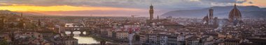 Ponte Vecchio, Santa Maria del Fiore Katedrali, Giotto 'nun Çan Kulesi, Arno Nehri ve gün batımında yukarıdan görülen Palazzo Vecchio.