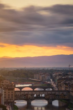 Ponte Vecchio gün batımında yukarıdan görüldü.