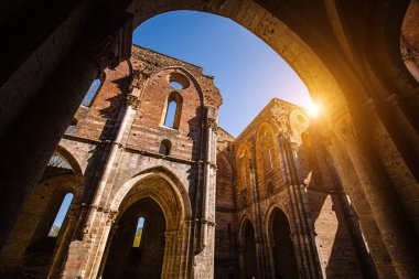 Abbazia di San Galgano 'nun çatısı olmadan duvarları gökyüzünde bir haç oluşturur.