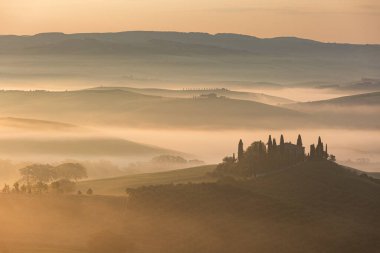 Tuscany tepelerinde bir çiftlik evi Günün ilk ışıklarıyla