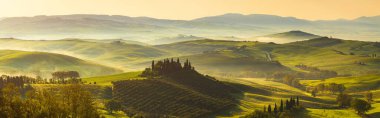 Tuscany tepelerinde bir çiftlik evi Günün ilk ışıklarıyla
