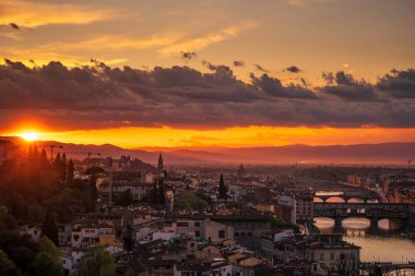 Ponte Vecchio gün batımında yukarıdan görüldü.