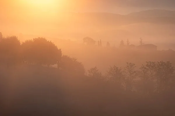 Фермерский Дом Над Холмами Тоскане Первыми Лучами Солнца — стоковое фото