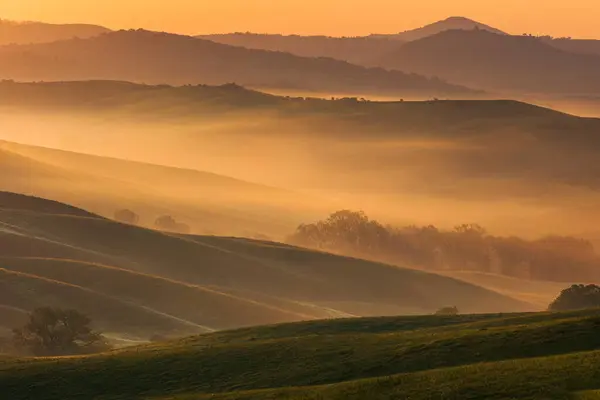 Schöne Hügel Nebel Der Toskana Bei Sonnenaufgang — Stockfoto